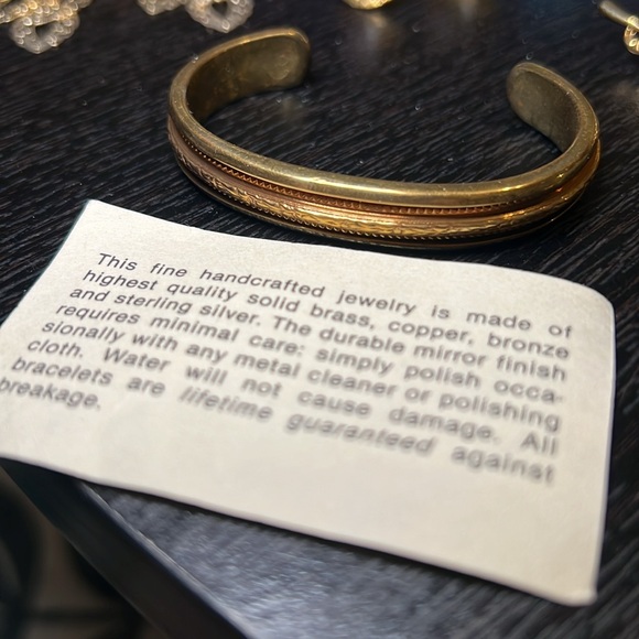 Lot of 13 estate jewelry pieces - earrings, bracelet, necklaces, brooches - Picture 13 of 15